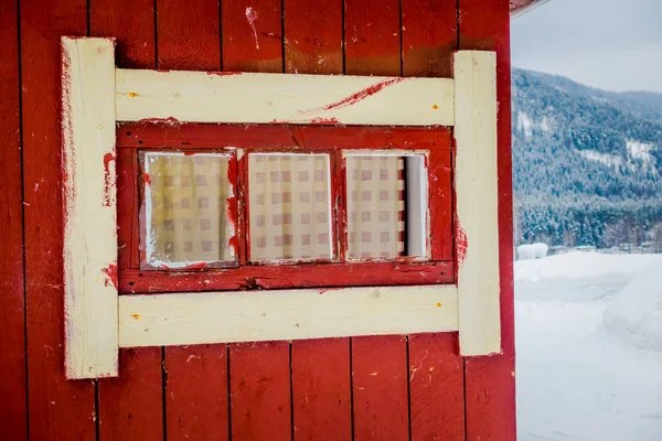 Fechar as tradicionais portas de madeira vermelha da montanha norueguesa com neve em frente na região de Valdres, na Noruega — Fotografia de Stock