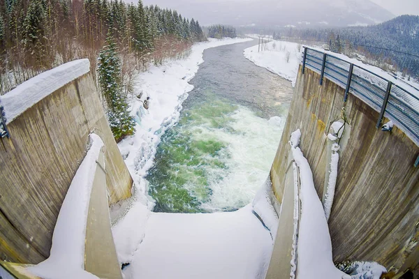 Di atas pemandangan waduk air dengan bendungan kecil. Tumpukan kecil salju dan es di bawah bendungan beton. Lokasi Hardangervidda di Norwegia — Stok Foto