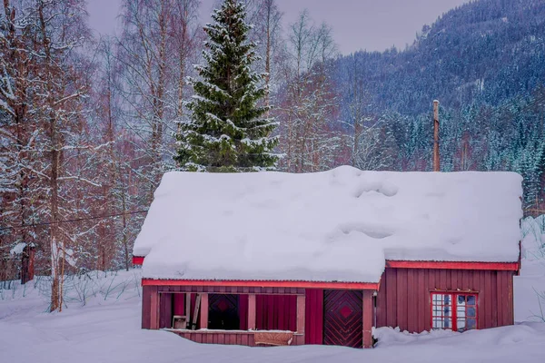 Amazing outdoor view of traditional wooden houses with snow in the roof in stunning nature background in Valdres region in Norway — Stock Photo, Image