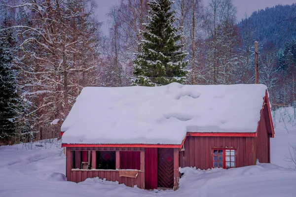 Increíble vista al aire libre de casas de madera tradicionales con nieve en el techo en impresionante fondo natural en la región de Valdres en Noruega — Foto de Stock