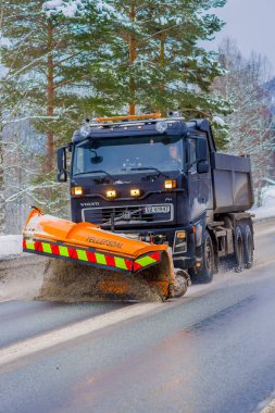 Reinli, Norveç - 26 Mart 2018: Açık şehir yoldan Norveç'te kar temizleme kar pulluk görünümünü