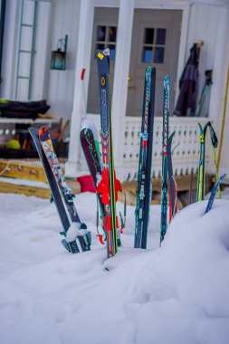 Açık görünümü rüzgârla oluşan kar yığını kış beldesinde doğa arka plan üzerinde sopa ve kayaklar