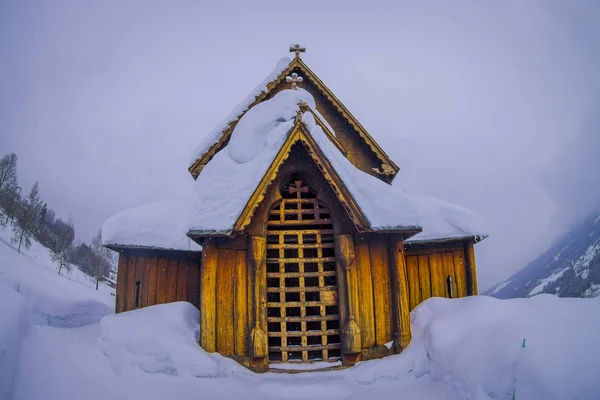 Reinli, Norvégia - március 26, 2018: Szabadtéri nézet beüt Reinli templom, a régióban: Valdres, hóval télen — Stock Fotó