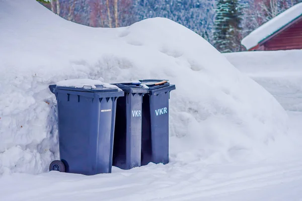 Lomen, Noruega - 26 de marzo de 2018: Vista al aire libre de tres recolectores de basura de plástico al aire libre en Lomen, durante el invierno en Noruega —  Fotos de Stock