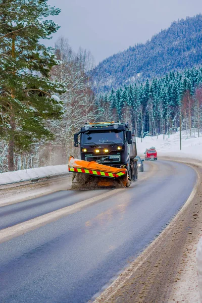 Reinli, Noruega - 26 de marzo de 2018: Vista al aire libre del quitanieves limpiando la nieve de la carretera de la ciudad en Noruega —  Fotos de Stock