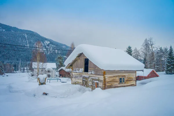 Вид снаружи традиционных домов из дерева, покрытых снегом, на потрясающую природу Норвегии — стоковое фото