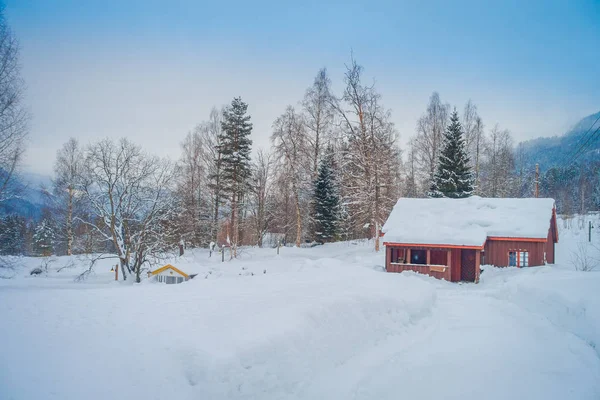 Vista al aire libre de las tradicionales casas de montaña noruegas de madera cubierta de nieve en una naturaleza impresionante en Noruega — Foto de Stock