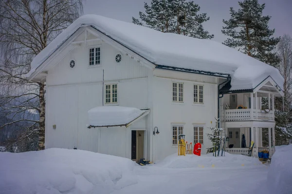 Krásné venkovní pohled tradiční norský horské domy ze dřeva, pokrytá sněhem v ohromující přírody v Norsku — Stock fotografie