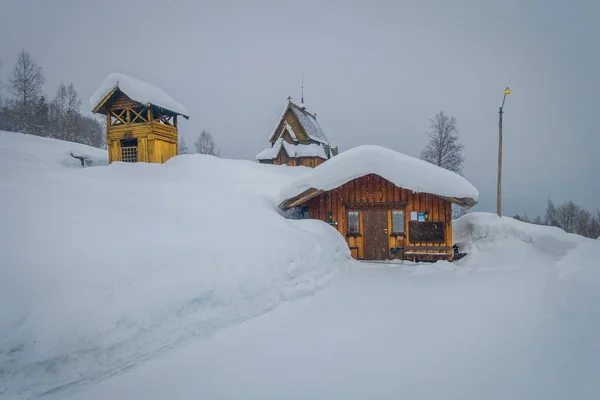노르웨이에서 겨울 동안 눈으로 덮여 발 드레스 지역에서 Lomen의 많은 나무로 되는 집의 아름 다운 야외 보기 — 스톡 사진