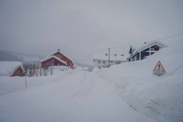 Lomen, norwegen - 26. märz 2018: schöne aussenansicht vieler hölzerner häuser von lomen in valdres region, im winter in norwegen mit schnee bedeckt — Stockfoto