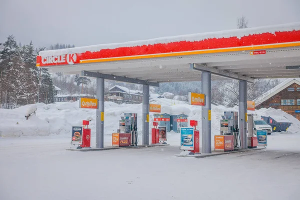 Reinli, Norwegia - 26 Maret 2018: Pemandangan luar mobil mengisi bahan bakar di pom bensin di Valdres, kota Reinli, Norwegia — Stok Foto