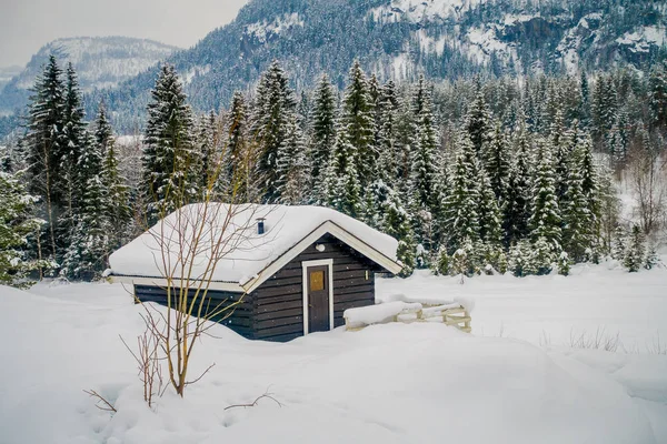 Nézd a hagyományos hegyi faházak hóval lenyűgöző természet háttér, Norvégia — Stock Fotó