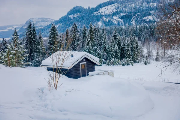 Blick auf traditionelle Holzhäuser in den Bergen mit Schnee bedeckt in atemberaubender Natur Hintergrund in Norwegen — Stockfoto