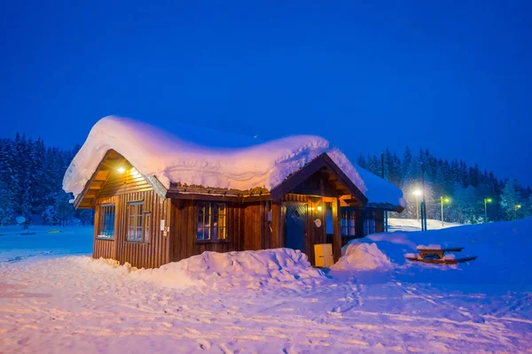 在挪威瓦尔德雷斯地区, 在令人惊叹的自然背景下, 在屋顶上有雪的传统木结构房屋的迷人夜景 — 图库照片