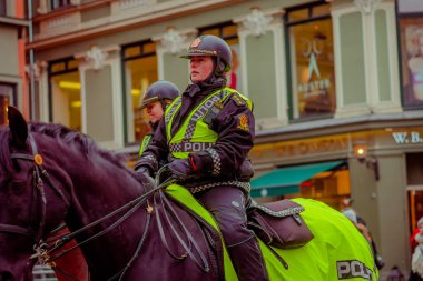 Oslo, Norveç - 26 Mart 2018: Oslo şehir sreets atlı polis kadının açık görünümü