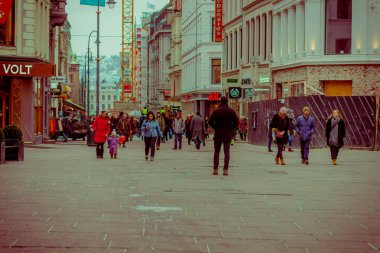 Oslo, Norveç - 26 Mart 2018: Yaz geç akşam Oslo şehir, sokaklarda yürüyüş insanların açık görünümü