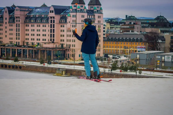 Oslo, Norvégia - március, 26, 2018: Gyönyörű szabadtéri kilátással azonosítatlan nő Szobrászkodás ruhák Ski Jump épületében található, Oslo, Norvégia — Stock Fotó