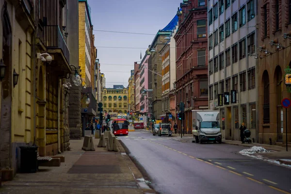 OSLO, NORVÈGE - 26 MARS 2018 : Vue extérieure de personnes marchant et voyageant à proximité d'un feu de circulation dans les rues de la ville d'Oslo, en soirée d'été — Photo