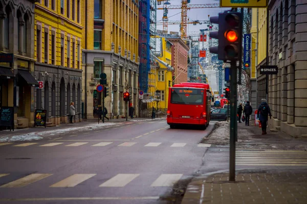 OSLO, NORUEGA - 26 DE MARZO DE 2018: Vista al aire libre de los semáforos en las calles de la ciudad de Oslo, en la tarde de verano — Foto de Stock