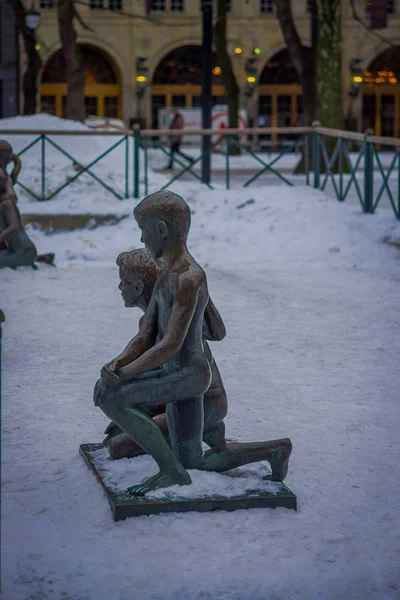 OSLO, NORWAY - MARCH, 26, 2018: Outdoor view of two boys at Vigeland Park in Oslo, Norway, sculpted in bronze — Stock Photo, Image