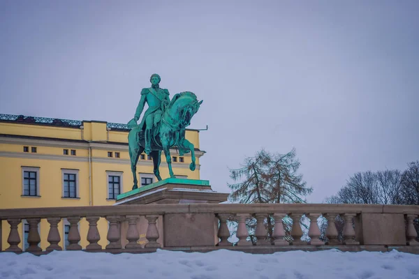 Oslo, Norwegia - 26 marca 2018 r.: Widok odkryty posąg króla Karl Johan poza Pałacu Królewskiego w Oslo — Zdjęcie stockowe