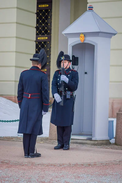 OSLO, NORWAY - March, 26, 2018: Royal Guards at The Royal Palace, official residence of the present Norwegian monarch King Harald — стоковое фото