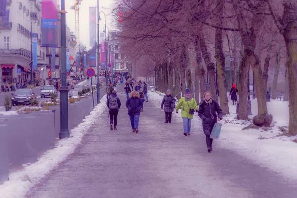 Oslo, Norveç - 26 Mart 2018: Açık görünüm kimliği belirsiz kişi Oslo şehir sokaklarında yürüyüş — Stok fotoğraf