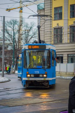 Oslo, Norveç - 26 Mart 2018: Modern mavi tramvay Oslo Norveç'in açık görünüm