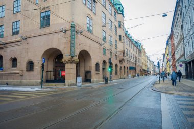 Oslo, Norveç - 26 Mart 2018: Oslo Norveç'te toprağa tramvay hatlarının açık görünüm