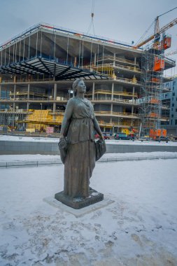 Oslo, Norveç - 18 Temmuz 2016: Kirsten Flagstad Opera Binası önünde heykeli. O mükemmel opera sanatçısı ve Norveçli Opera ilk müdürü oldu.