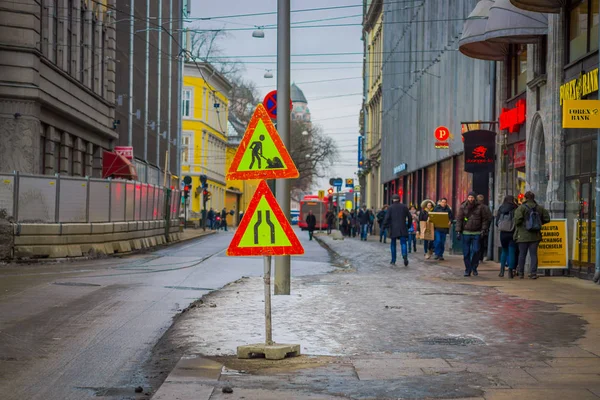 OSLO, NORVÈGE - 26 MARS 2018 : Vue extérieure du panneau informatif de la rue en entretien et des personnes marchant dans les rues de la ville d'Oslo — Photo