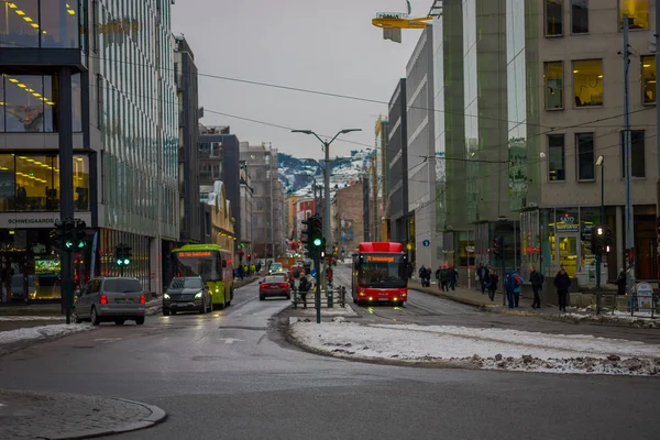 OSLO, NORVÈGE - 26 MARS 2018 : Magnifique vue extérieure de personnes marchant et voyageant à proximité d'un feu de circulation dans les rues de la ville d'Oslo, en soirée d'été — Photo