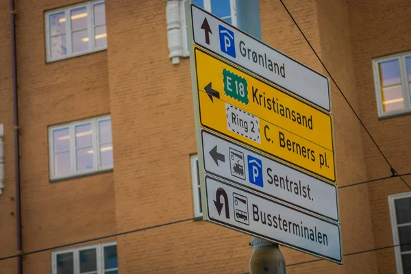Oslo, Norveç - 26 Mart 2018: Bilgilendirici açık görünümü Oslo şehir sokaklarında imzalar.