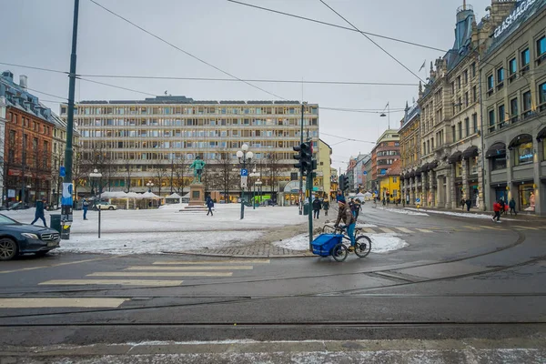 OSLO, NORVÈGE - 26 MARS 2018 : Vue extérieure de personnes non identifiées marchant dans les rues avec des lignes de câble et des lignes de chemin de fer de la ville d'Oslo — Photo