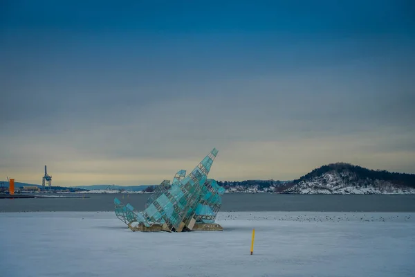Oslo, Norwegia - 26 marca 2018 r.: Odkryty widok miasta i szkło sztuka struktury środku rzeki zamrożony, znajduje się w Oslo, Norwegia — Zdjęcie stockowe