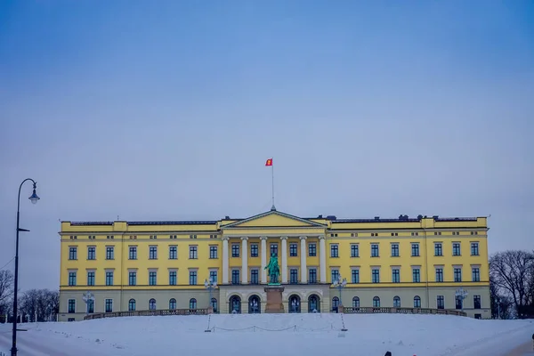 Oslo, Norsko - 26 března 2018: Venkovní pohled z královského paláce, byl postaven v první polovině 19. století v Norsku — Stock fotografie