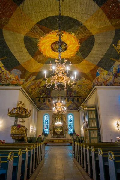 OSLO, NORUEGA - MARÇO, 26, 2018: Vista interior da Catedral de Oslos com uma incrível estrutura esculpida dentro da igreja — Fotografia de Stock