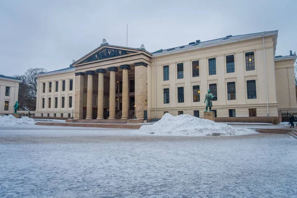 Oslo, Norwegia - 26 marca 2018 r.: Odkryty widok na Pałac Królewski, został zbudowany w pierwszej połowie XIX w. w Norwegii — Zdjęcie stockowe