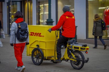Oslo, Norveç-Mart, 26, 2018: açık görünüm bilinmeyen adam Binicilik bir sarı trycicle od DHL Oslo şehir sokaklarında