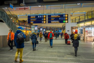 Oslo, Norveç-Mart, 26, 2018: Oslo Merkez Tren Istasyonu 'nda yürüyen tanımlanamayan insanlar, en büyük Tren İstasyonu, Oslo, Norveç modern teknoloji ile kalkış için 19 parça vardır