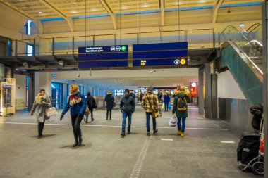 Oslo, Norveç-Mart, 26, 2018: Oslo Merkez Tren Istasyonu 'nda yürüyen tanımlanamayan insanlar, en büyük Tren İstasyonu, Oslo, Norveç modern teknoloji ile kalkış için 19 parça vardır