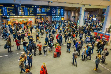 Oslo, Norveç-Mart, 26, 2018: Oslo Merkez Tren Istasyonu, Oslo en büyük tren istasyonu insanlar kalabalığın üstünde görünümü. Modern teknoloji ile kalkış için 19 parça vardır