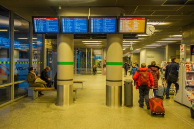 Oslo, Norveç-Mart, 26, 2018: turistler Oslo Merkez Tren Istasyonu, Oslo en büyük Tren İstasyonu, modern teknoloji ile gidiş bir gelenler bilgilendirici ekran altında crrosing