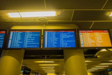 Oslo, Norveç-Mart, 26, 2018: Oslo Merkez Tren Istasyonu, modern teknoloji ile Oslo en büyük tren istasyonu gelen kalkış bilgilendirici ekran kapalı görünüm