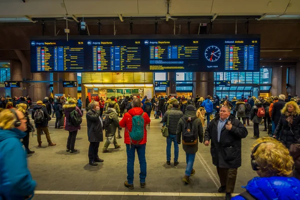 OSLO, NORVÈGE - 26 MARS 2018 : La foule marche à la gare centrale d'Oslo, est la plus grande gare ferroviaire d'Oslo. Il y a 19 pistes pour le départ avec la technologie moderne — Photo