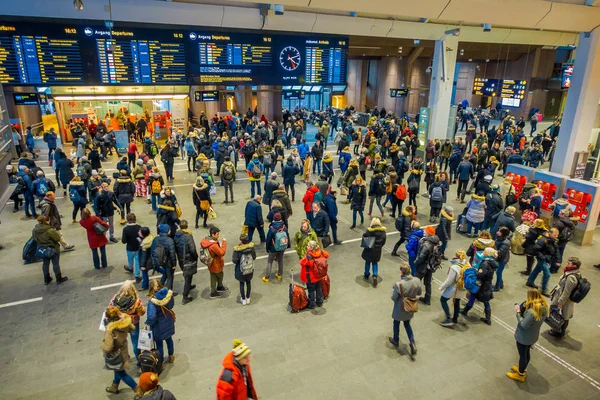 オスロ、ノルウェー-3 月、26、2018: オスロ中央鉄道駅、オスロの最大の鉄道駅で人々の群衆の上のビュー。近代的な技術と出発のための19のトラックがあります — ストック写真