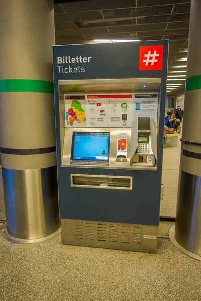 Oslo, Norsko-březen, 26, 2018: vnitřní pohled na automat na lístky s letenkou, na centrálním vlakovém nádraží v Oslu, je největší železniční stanicí v Oslu, nedaleko automat na lístky, s moderními technologiemi — Stock fotografie