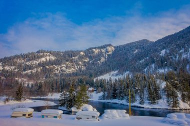 Norveç'te kış aylarında ormanda kar ve buz la kaplı güzel bir göle yakın parket birçok vans Amazing açık görünümü
