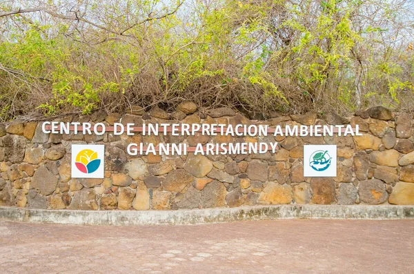 GALAPAGOS, ECUADOR, 19 MARZO 2018: Insegna informativa su un muro lapidato di Gianni Arismendi, lungo il sentiero che attraversa la mangrovia dell'Isola Isabela. Isole Galapagos — Foto Stock