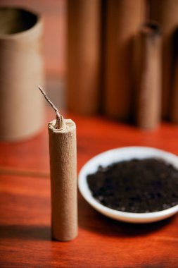 Beyaz bir kase ile barut, yakın kahverengi havai fişek ahşap bir masa üzerinde duran